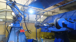 Není výjimkou, kdy je robot vybaven pro dvě metody svařování. Na obrázku je robot svařující na pětiosém polohovadle WESTAX metodami MIG/MAG a TIG. Výměna svařovacích hořáků je v tomto případě plně automatizovaná.